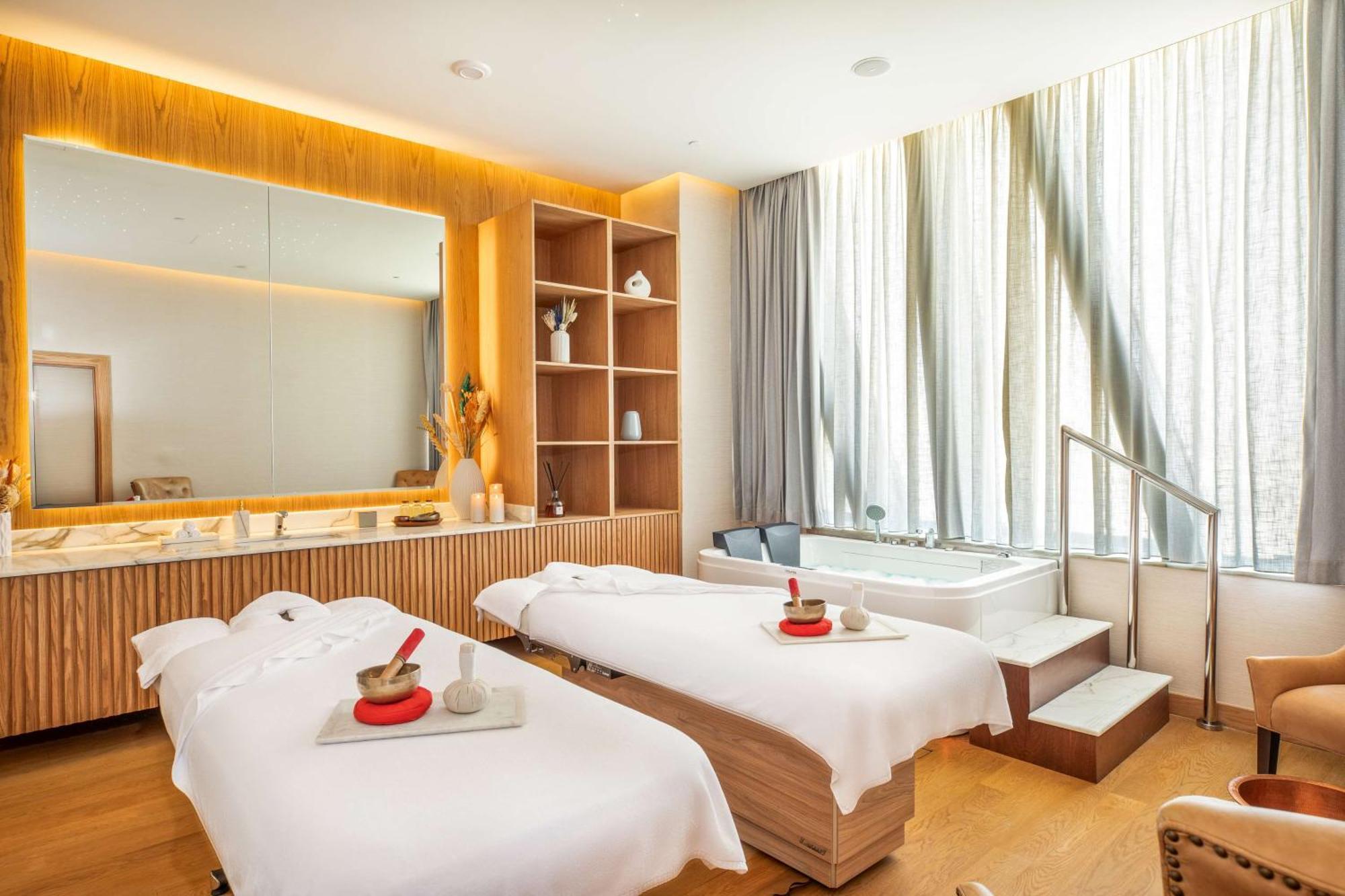Alrayyan Doha, Curio Collection By Hilton Doha